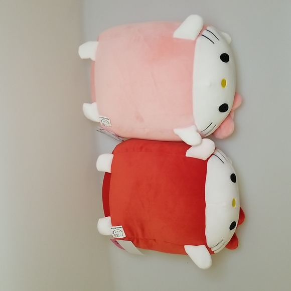 A bundle of 2 Hello Kitty Plushies - Picture 5 of 7